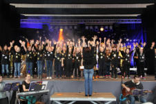 Kinder- und Jugendchöre beim Musical "Leben im All" in Syrgenstein, Oktober 2013